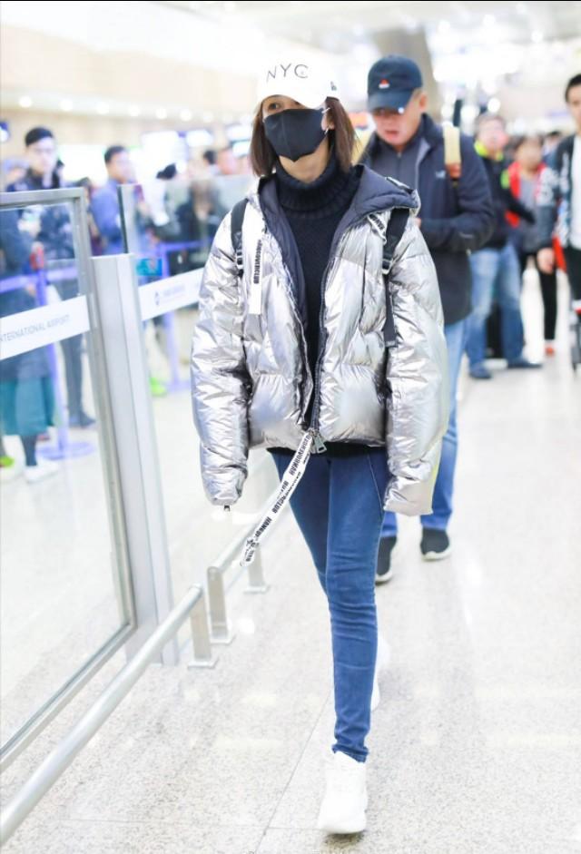 杨紫穿的很亮外套,杨紫穿长款羽绒服小视频