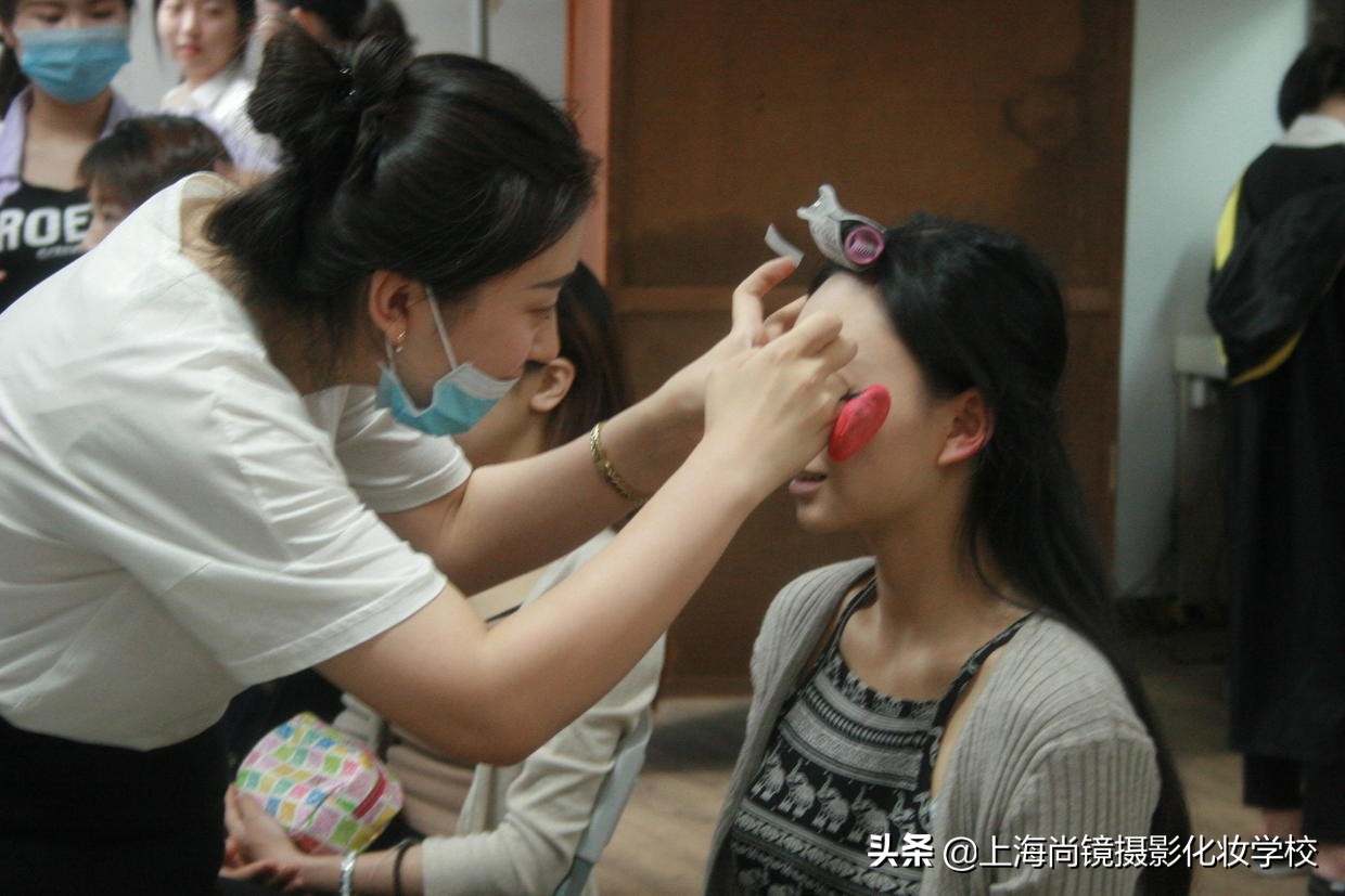 化妆培训大概需要多少钱,化妆培训学校一般学费是多少