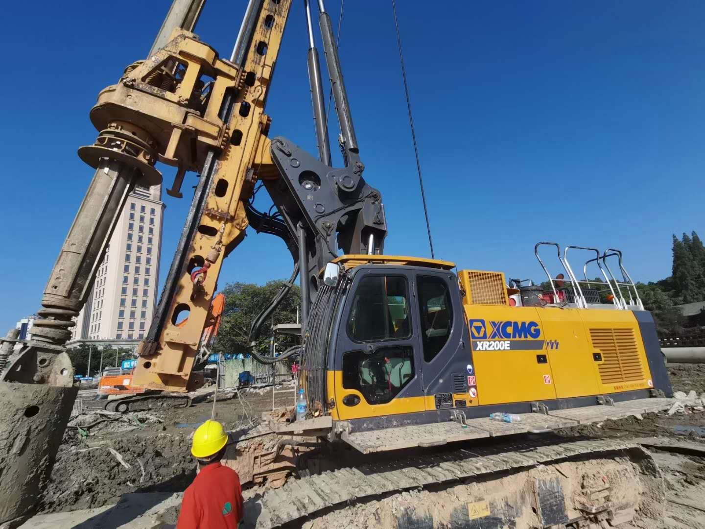 前趴杆旋挖钻机下板车注意事项,开旋挖钻机一定要注意到这几点