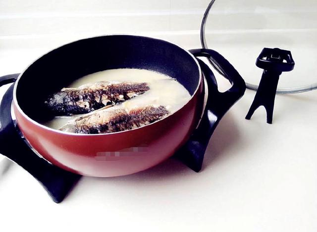 怎么样才能把鱼汤炖成奶白色,鱼汤怎么熬才是奶白色好喝视频