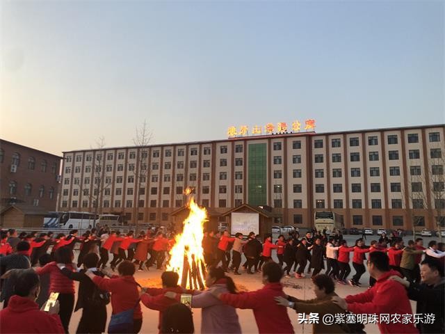 全靠8根钢柱支撑的玻璃栈道你敢挑战吗？保定狼牙山泽疆公寓酒店