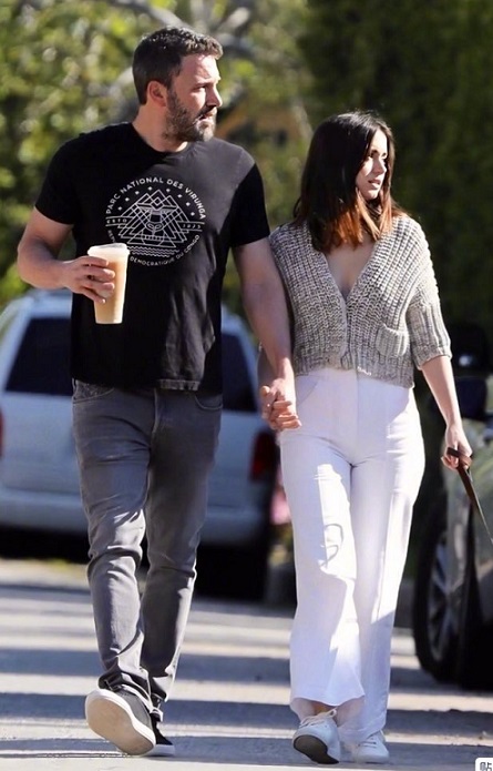 没1米7也能穿出大长腿,与大本甜蜜街拍不断,安娜心机造型学起来