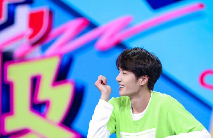 王一博五次快本玩游戏,王一博上快本玩踩气球