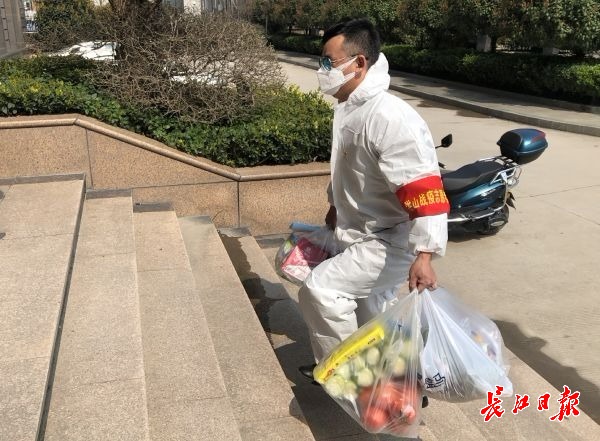 他把*党**徽戴在胸前跑腿代购，社区方圆20公里内搜货“一件不漏”