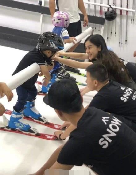 好妈妈人设?baby赶早机回国,透露“要送孩子上学”被吐槽假