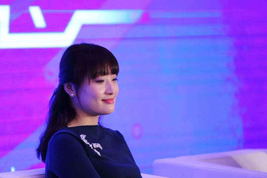 开拖拉机，卖小饰品，浙江80后美女商人凭什么成长为千亿富豪？