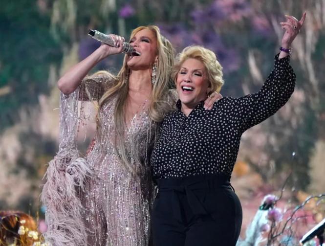 亲密热吻!好莱坞男神和电臀天后分手17年,复合1月超激情