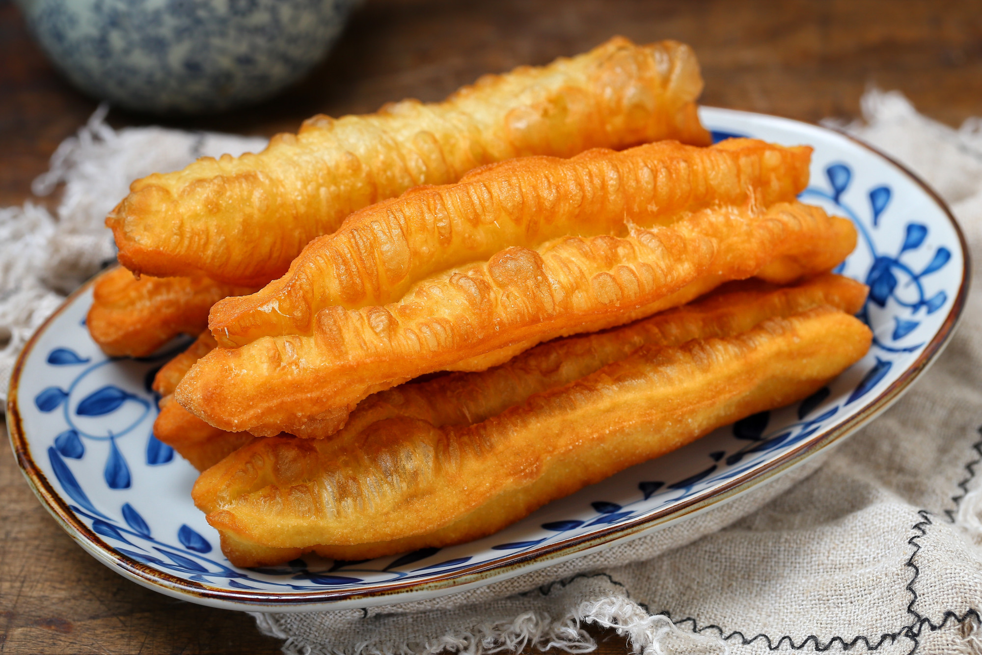 空心小油条怎么做到蓬松酥脆,香酥小油条记住关键3步个个蓬松