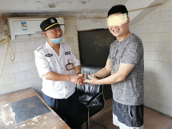 男子丢钱包被索要5000元归还费,男子偷钱丢钱包