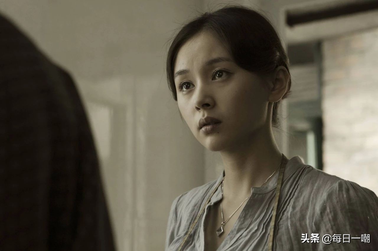 王子文高铁脚踩小桌,王子文道歉脚踩高铁桌板