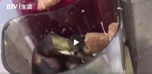 看吐！臭香蕉+烂芒果+隔夜茶？网红奶茶卫生极差，店员称：白给都不喝