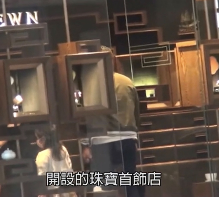 霍启刚晒与郭晶晶甜蜜合照,霍启刚为郭晶晶庆40岁生日