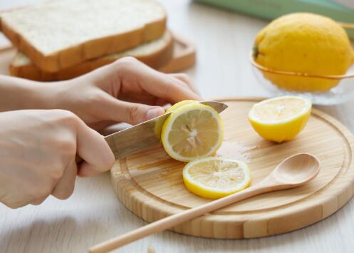 蜂蜜加柠檬片喝有啥好处,蜂蜜柠檬片泡水滴几滴蜂蜜