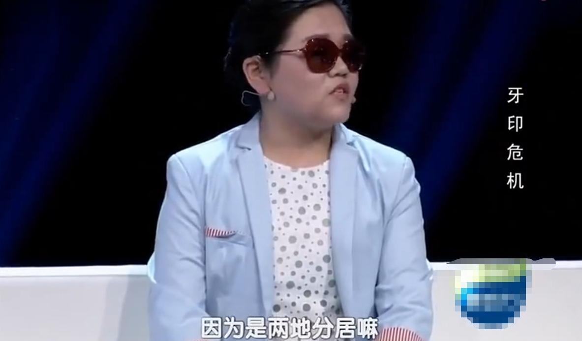 丈夫“辛苦养家”，两人视频妻子胸口突现牙印，丈夫当场发飙