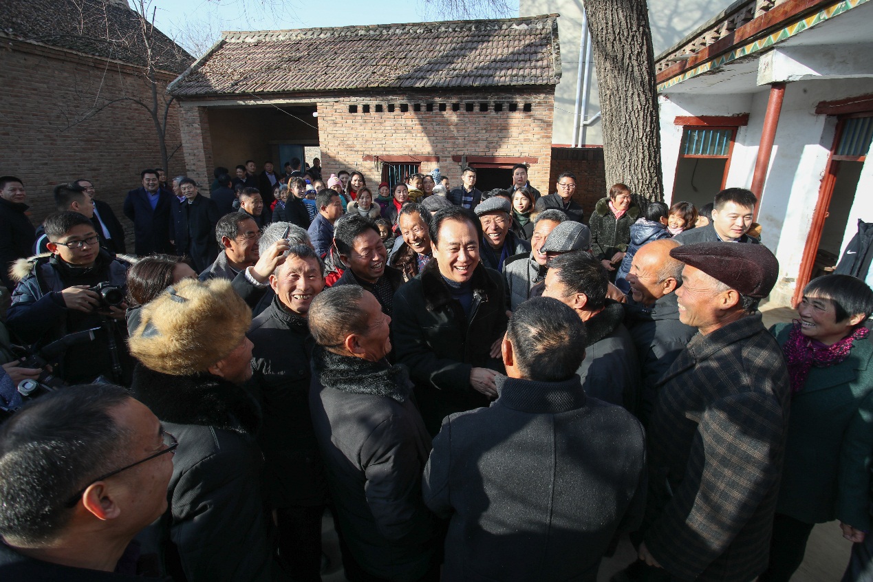 许家印回乡探望老师送房子,许家印回乡感动视频