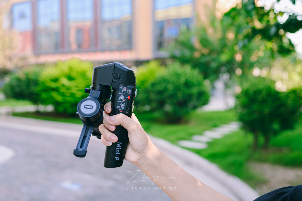 “跨界级”专业防抖，手机和微单都可用，普通人的视频“法宝”