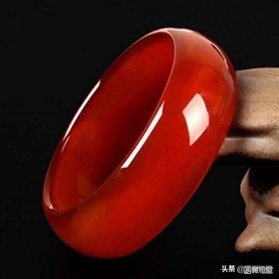 摔坏30万的玉镯赔多少钱,玉镯被打破赔了100万的玉镯