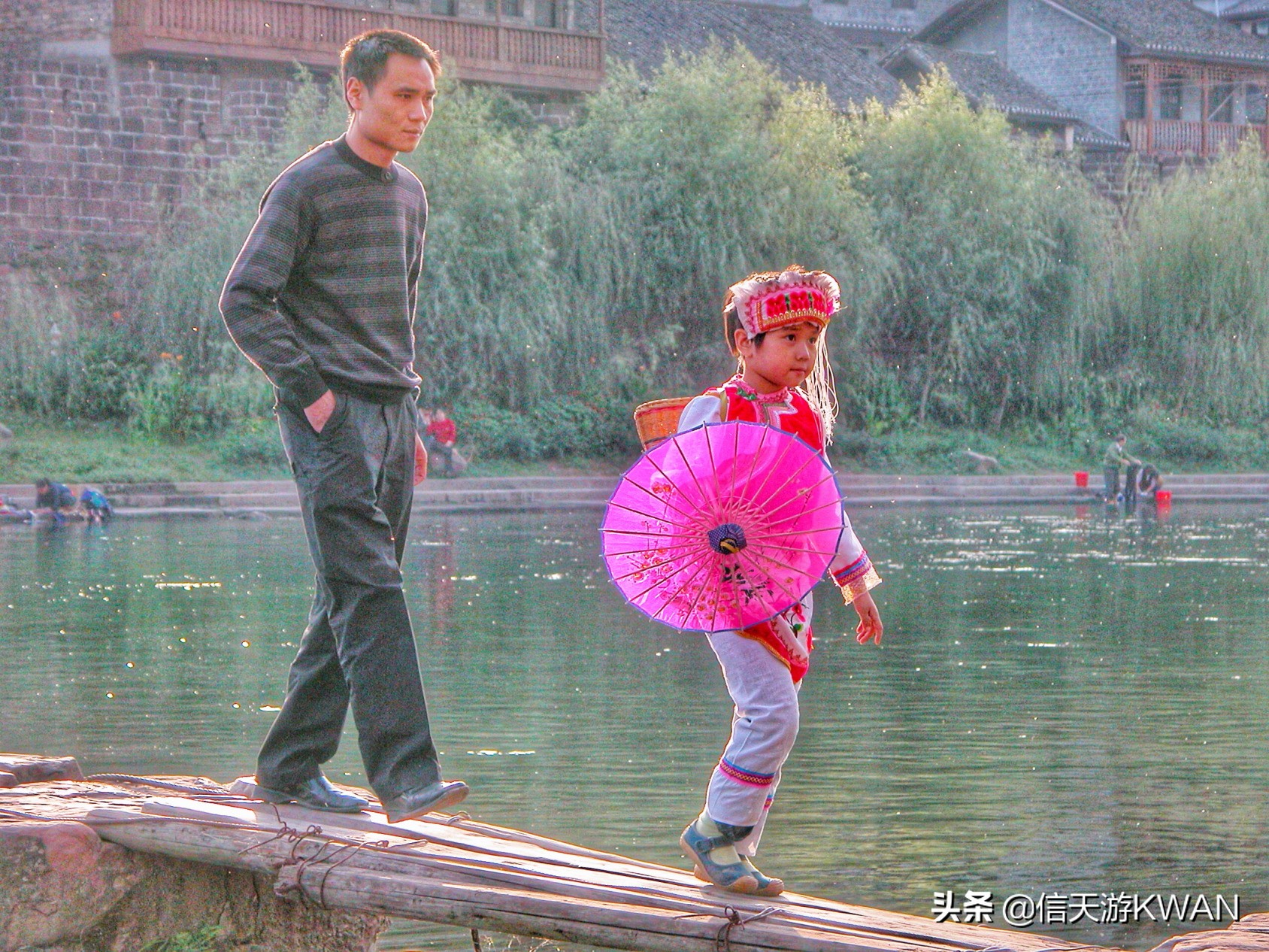 边城：沈从文笔下的湘西,沈从文在边城中对沱江的描写