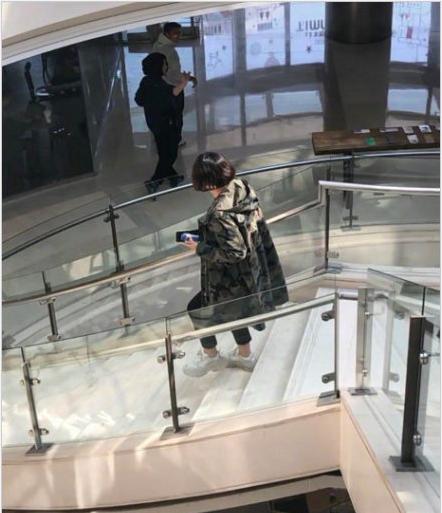 王菲谢霆锋低调甜蜜同框,王菲谢霆锋同框现身机场