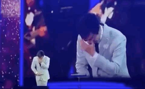 64岁费玉清告别歌坛,现场泪奔,万望珍重