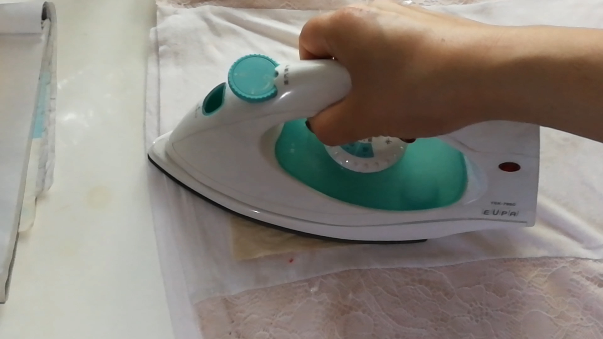 蜡烛油弄到衣服上怎么清理,蜡烛油汁滴在衣服上怎么洗