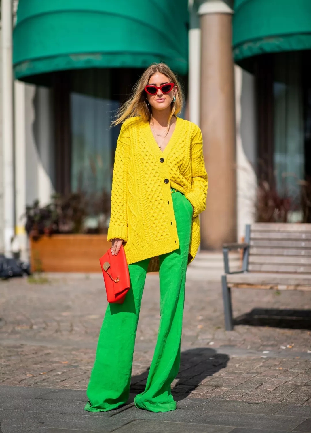 秋冬v领毛衣怎么搭配好看,什么颜色的v领毛衣比较百搭