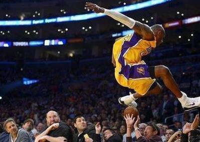 公牛队罗德曼经典救球,nba球星救球摔到观众席