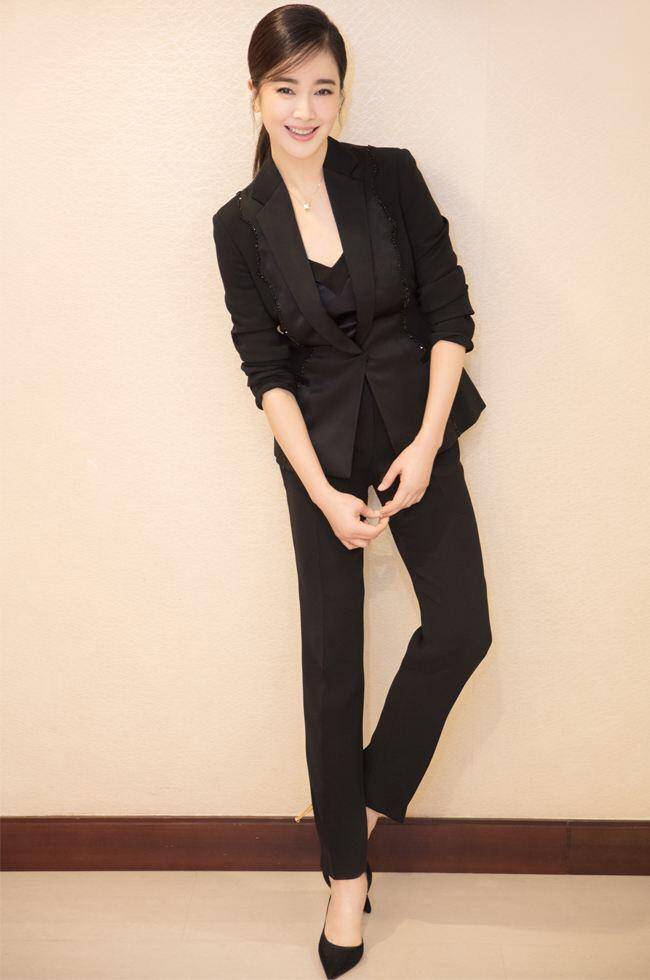 左小青一身粉色西装,红色西装左小青