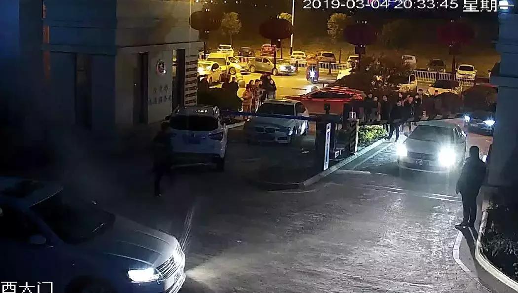 高速时代华府大门被一辆宝马车堵死！车主被拘留！