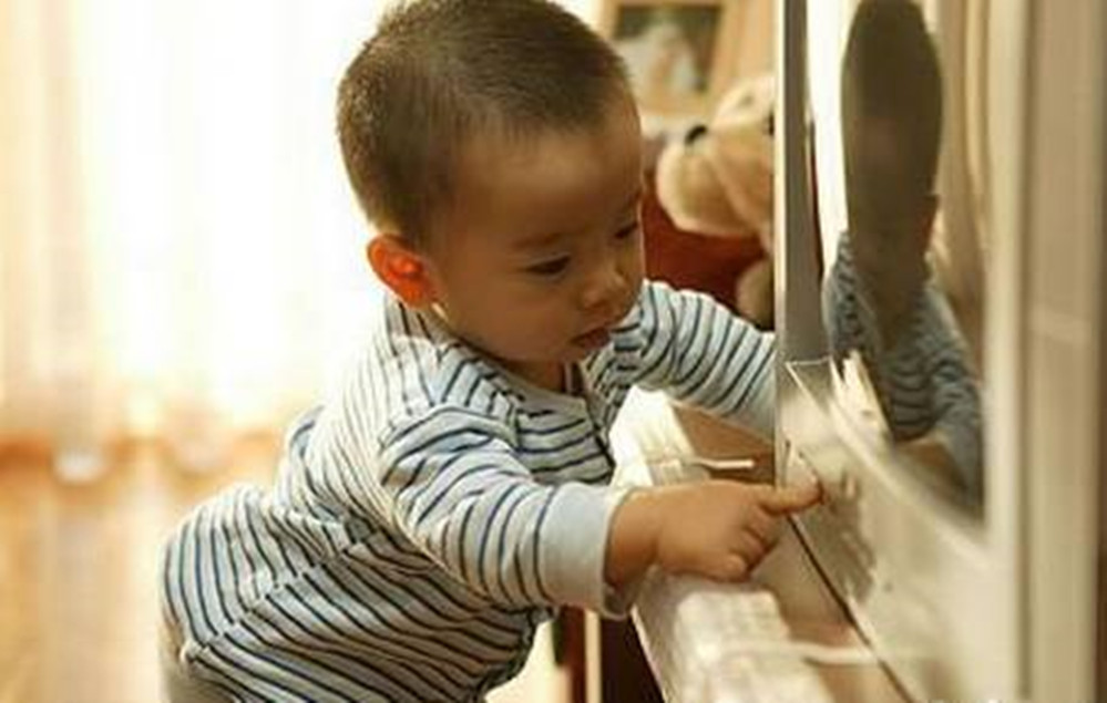 1岁半的宝宝爱上看电视，宝妈纠结：这么小的宝宝能不能看电视啊