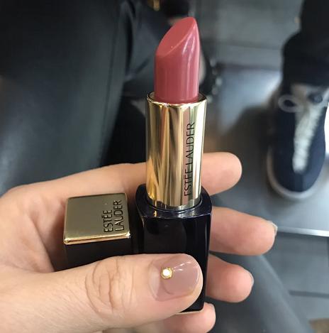 适合春夏的大牌口红经典色号,雅诗兰黛伊丽莎白口红569试色