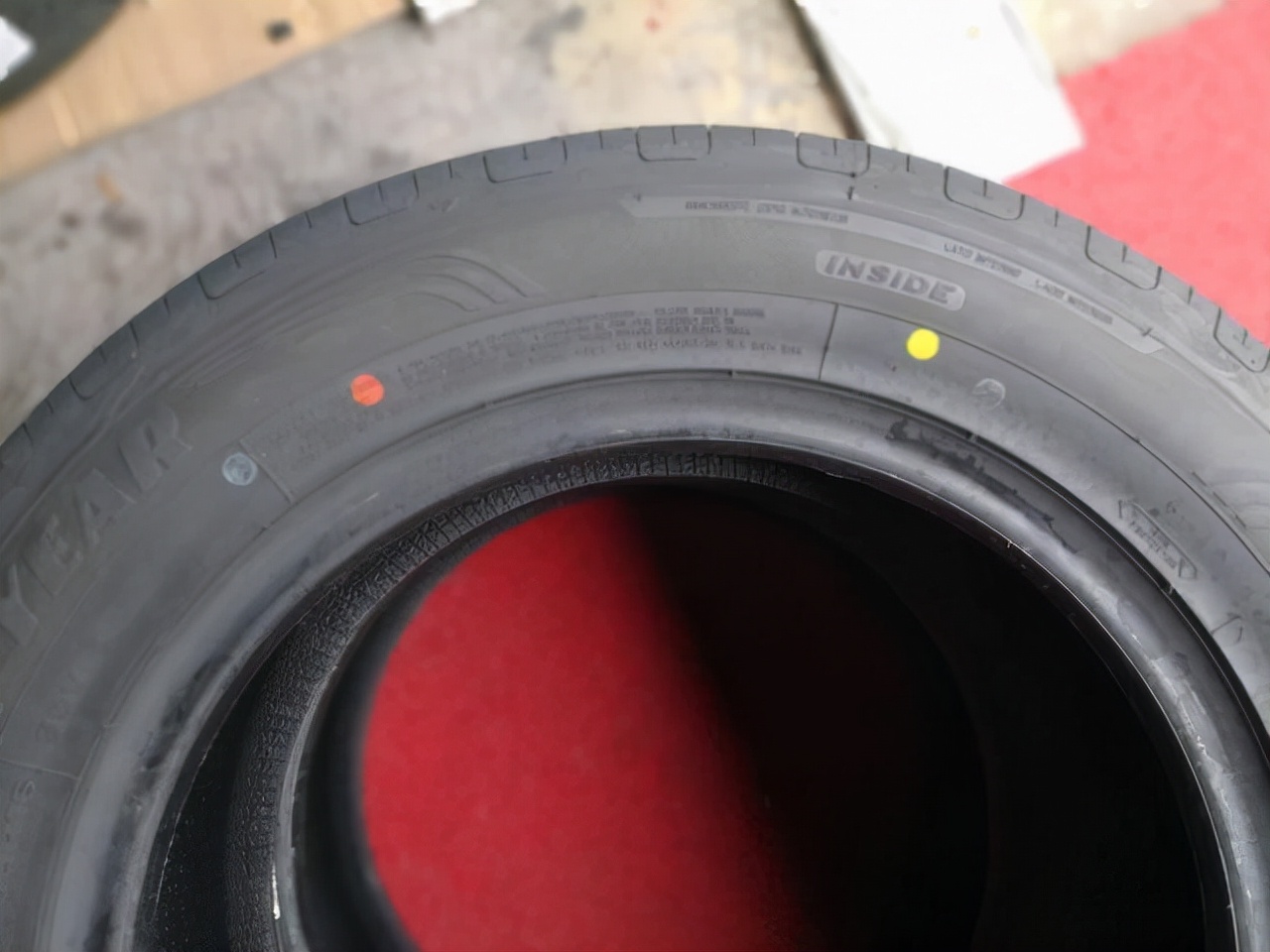 轮胎上面红点和轮毂黄点什么意思,轮胎空心红圈黄圈标记含义