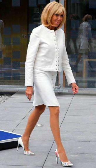 日本第一夫人也这么拼?大冬天光腿穿大衣,结束访问回东京太闪耀