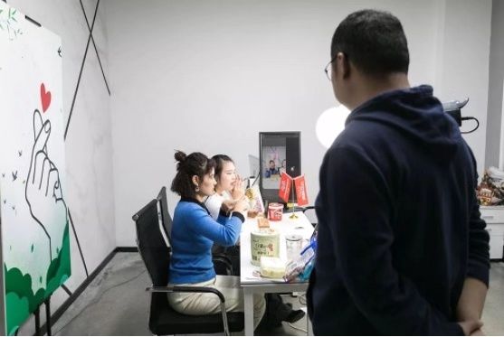 不能开口说话的女主播,直播间不说话的女人