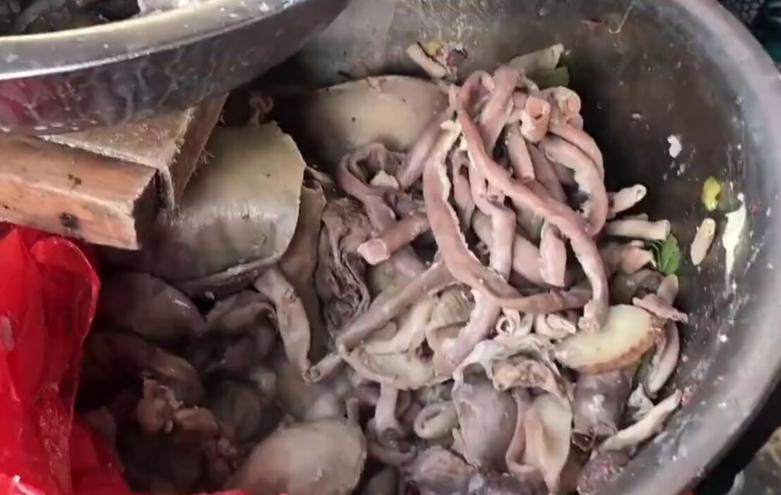 沧州大姐卖重口早餐,20多年仍是破烂小摊,客人都站着吃,味道好