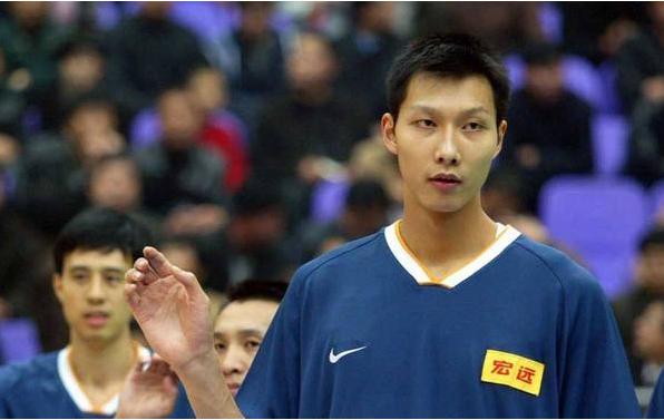 易建联高考第一人交卷,易建联考试不带笔