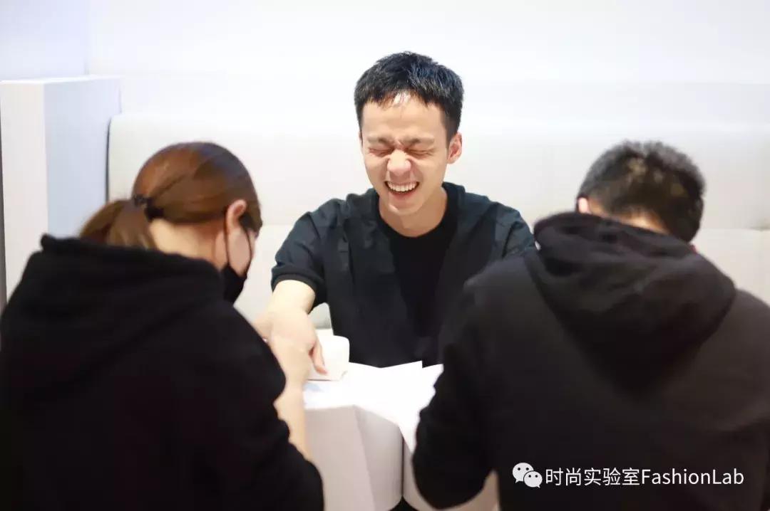 我应该给这些被骗来做美甲的男生道个歉