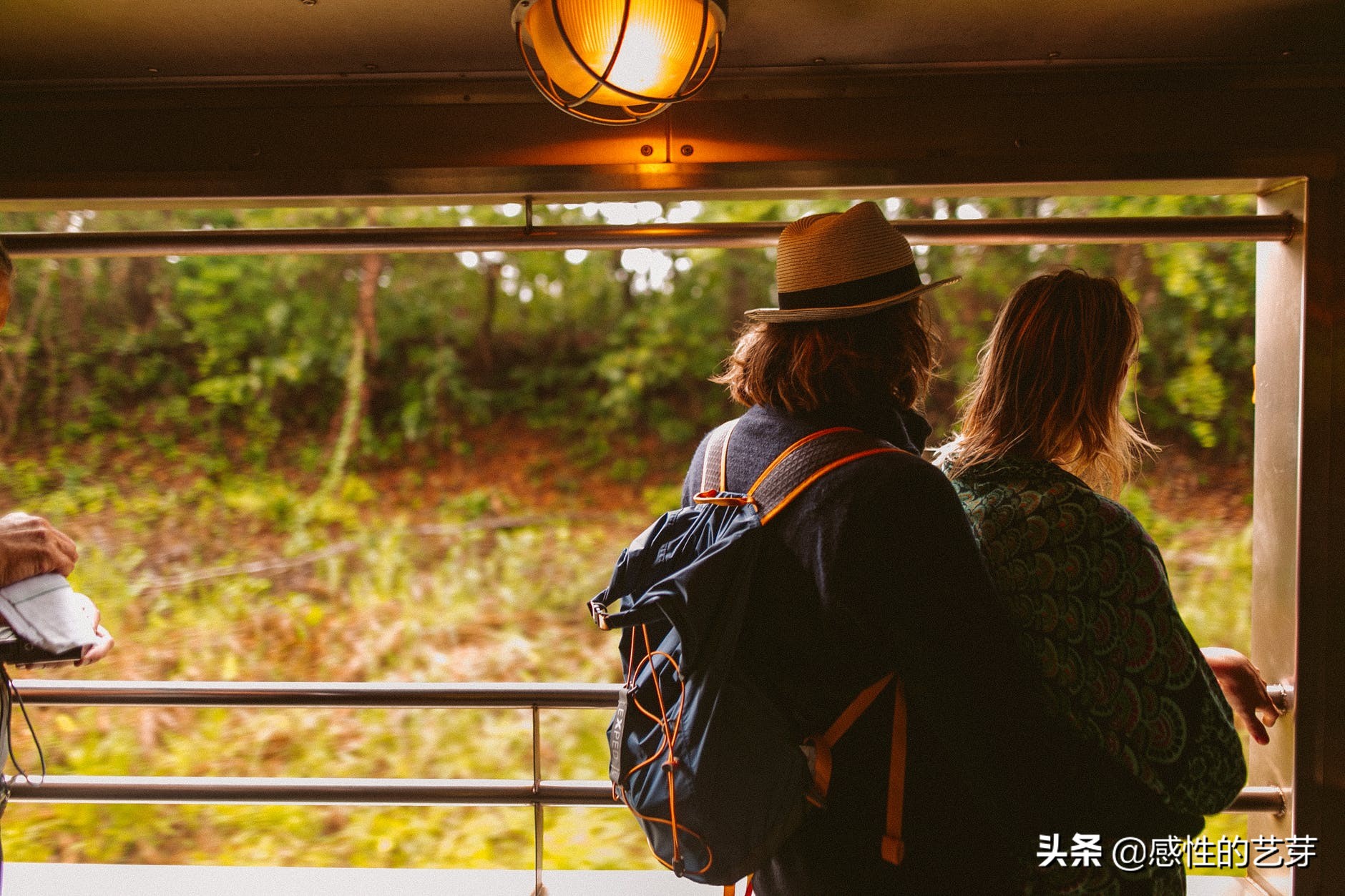 男朋友背着我去上网，却告诉我在加班，我们感情是不是出现危机了