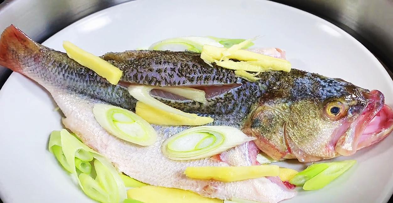 清蒸鲈鱼怎么做好吃又不腥气窍门,原来清蒸鲈鱼其中还有这么多秘诀