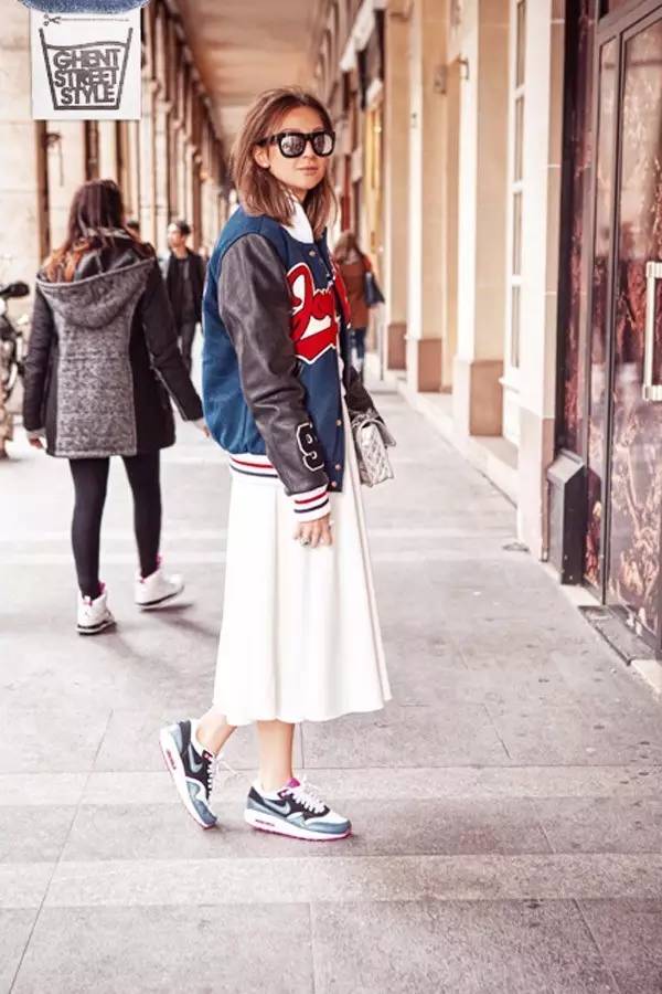 放弃你的风衣吧，2020年最受欢迎的是“棒球服”，明星潮人都爱