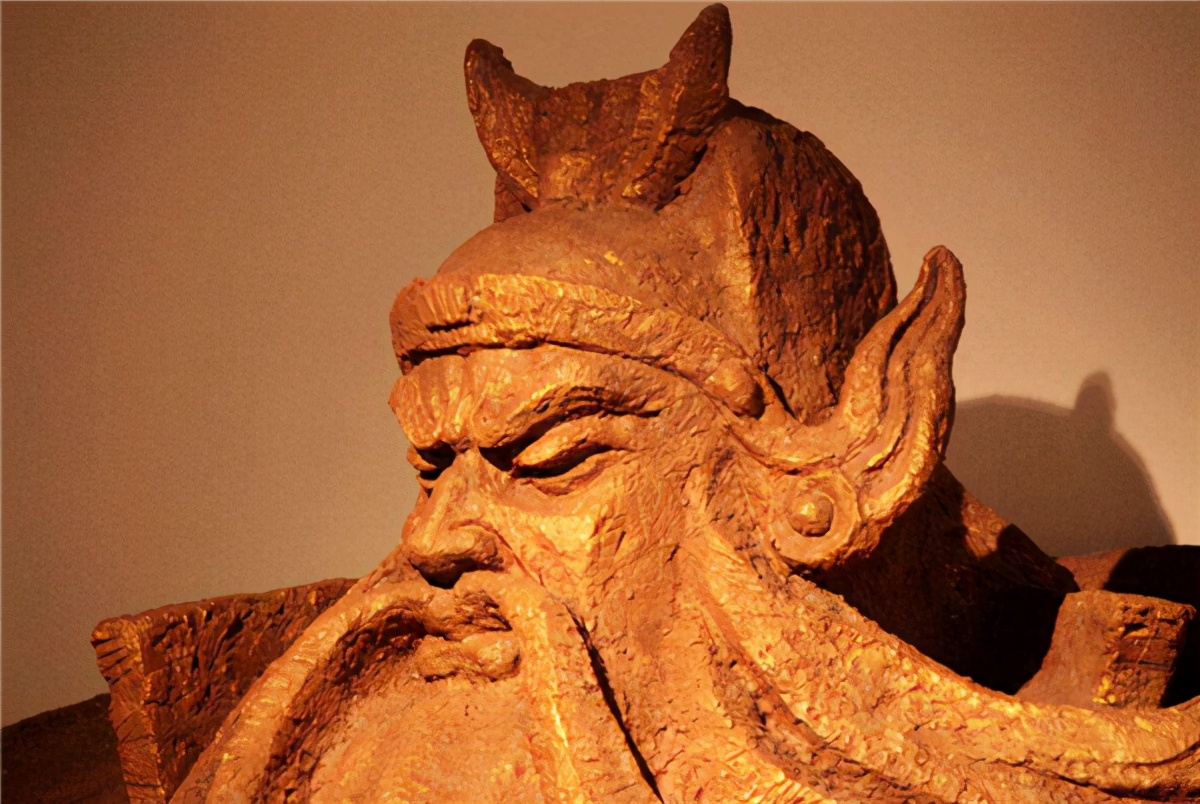 关羽的雕像为什么都是眯着眼睛,关羽雕像为何总闭着眼