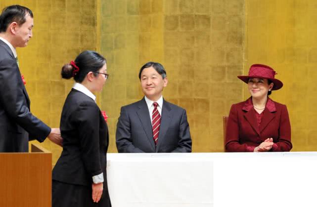 雅子皇后暗红色套装优雅亮相,宽檐礼帽贵气,与德仁情侣装有点甜