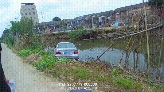 往前开,往鱼塘开!8年驾龄老司机的“翻车”过程