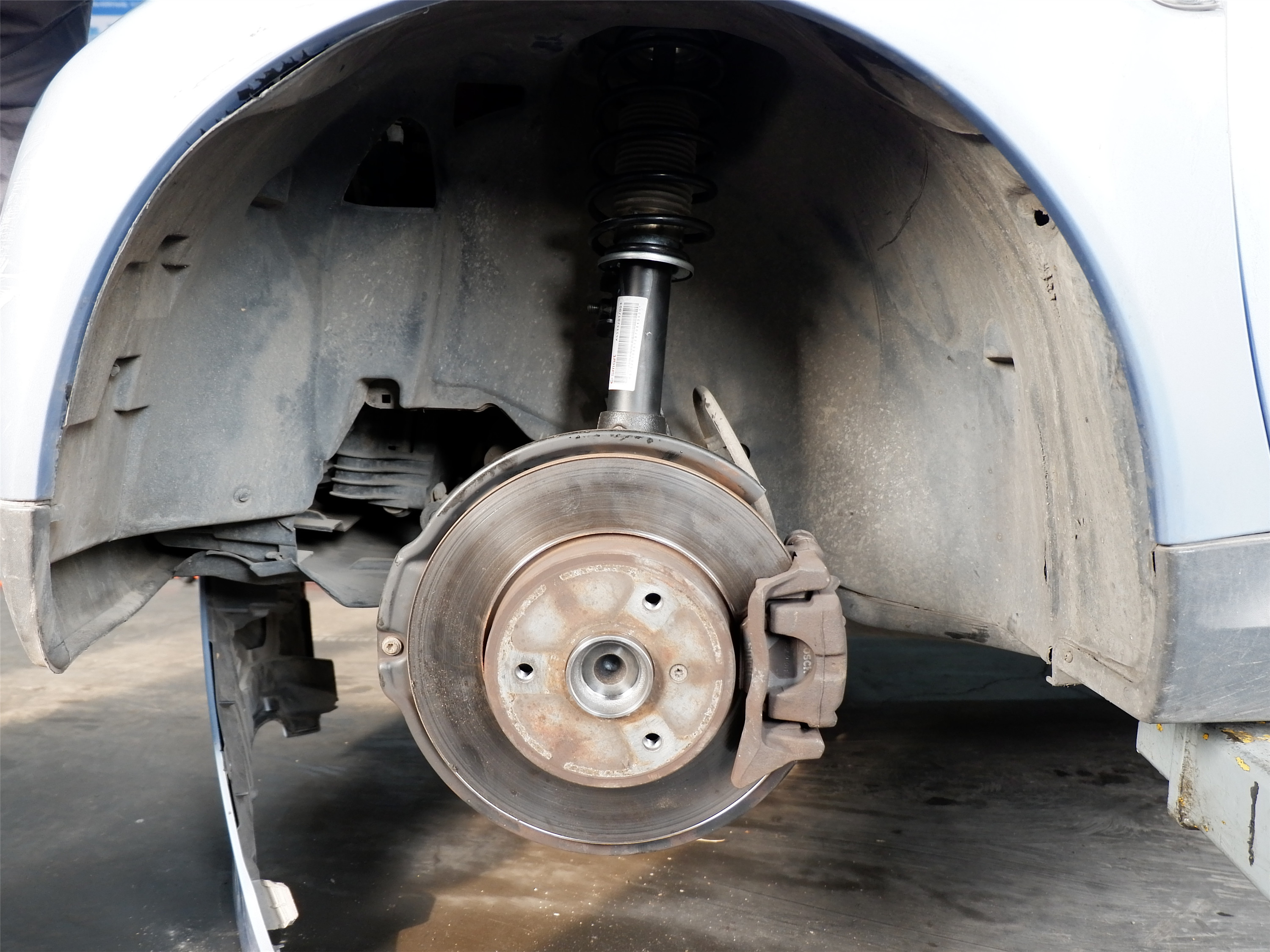 减震器漏油,减震器漏油有必要换吗