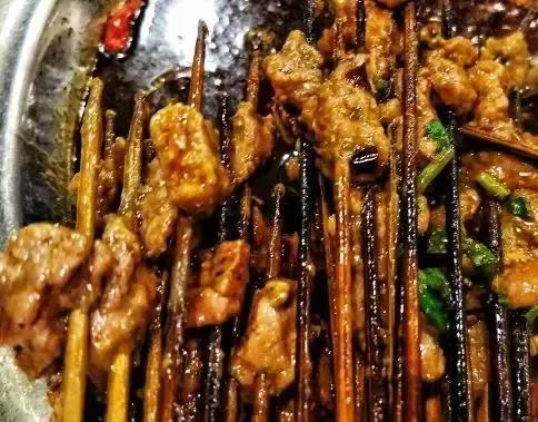 巴中草坝街路边串串搬哪了,草坝街火锅