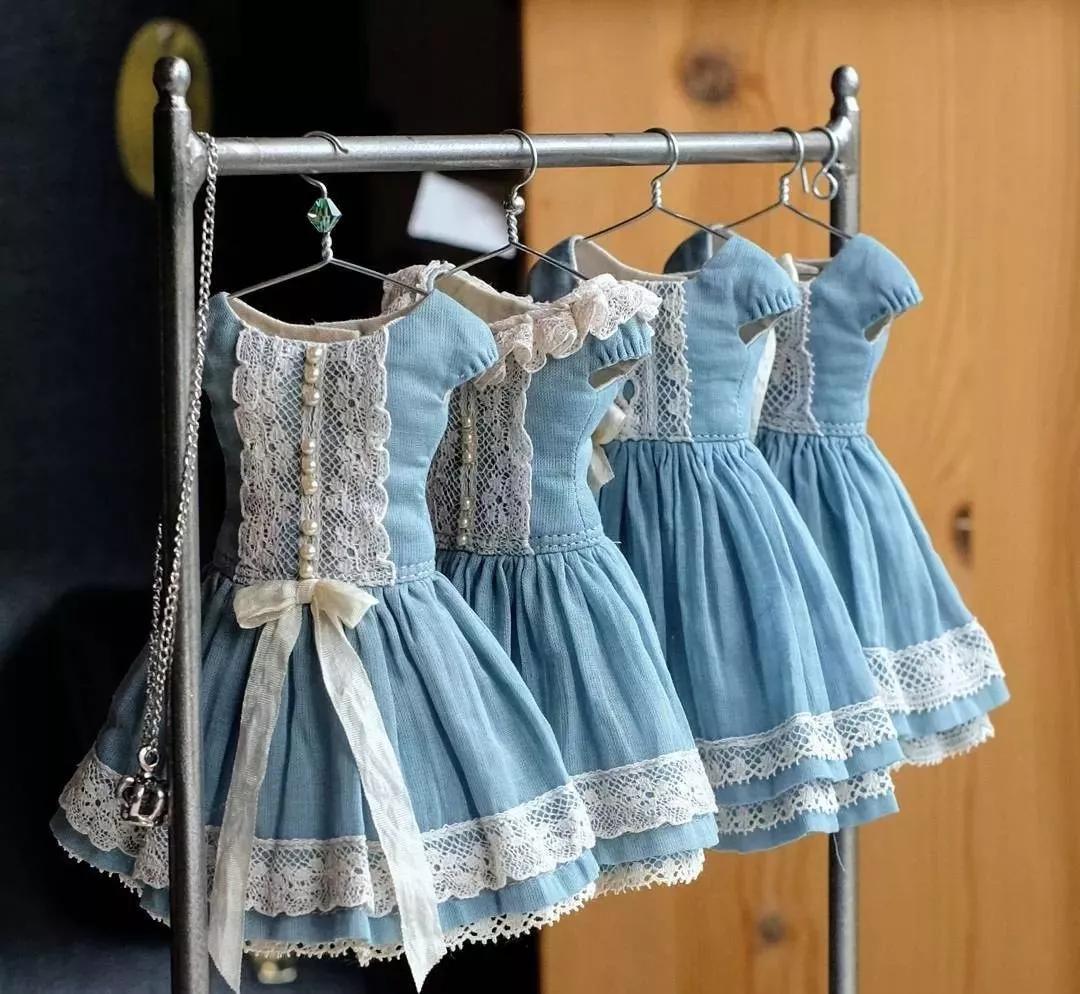 恨不能把她的芭比娃衣穿上自己身上......