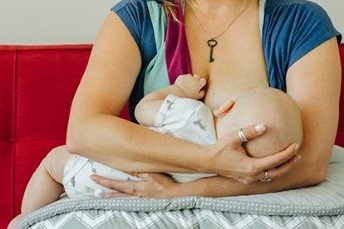 母乳喂娃不伤腰的姿势,母乳喂婴儿正确姿势图