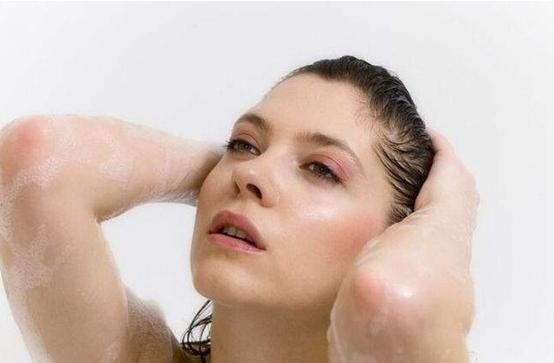 女性经期洗头烫头有危害吗,女性经期选对时间再洗头