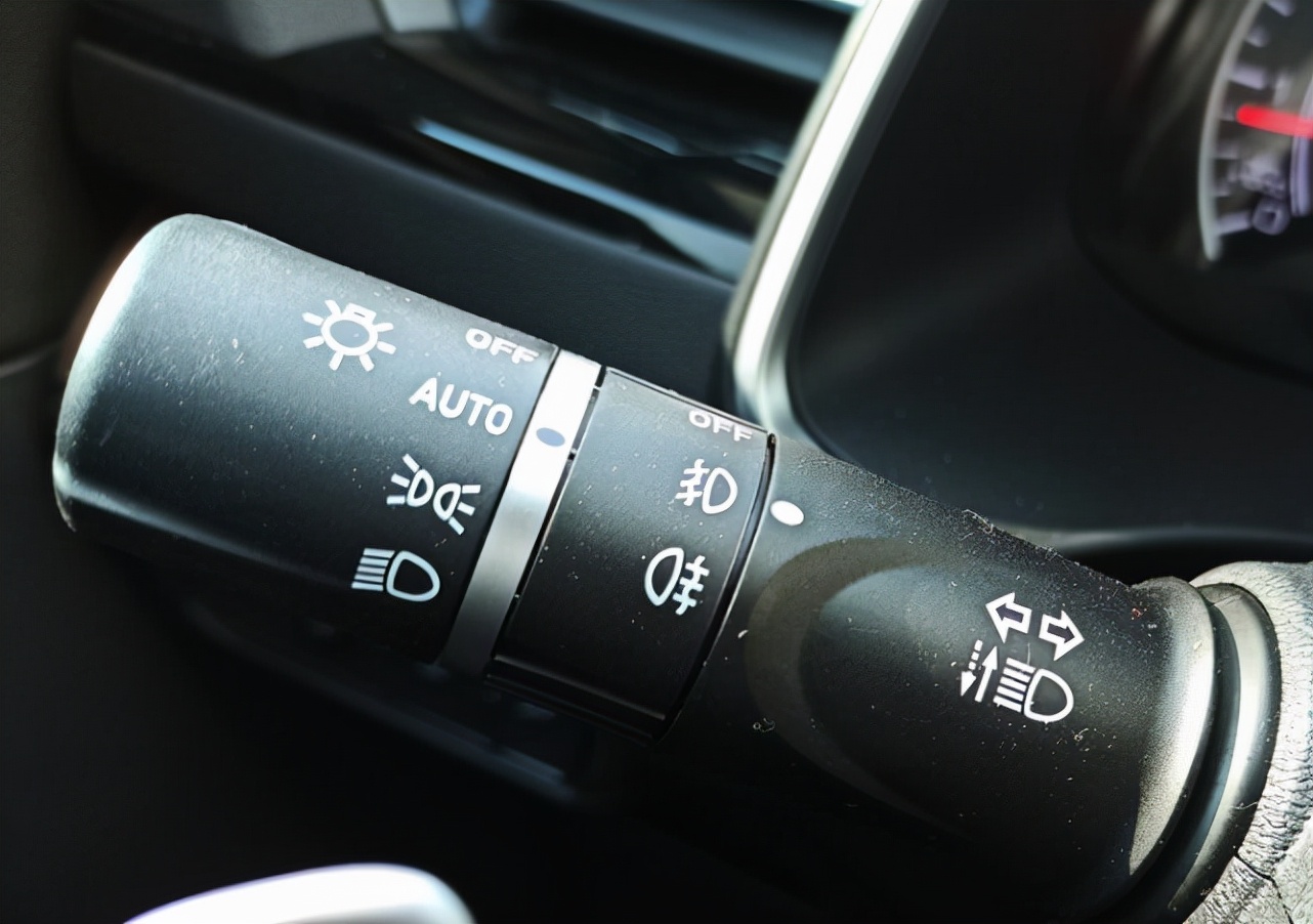 隧道里遇到龟速车,高速隧道遇到龟速行驶怎么处理