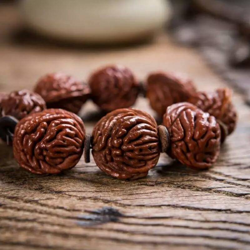 上坟辟邪手串戴哪个手,桃核辟邪的物件